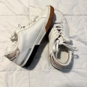 White leather sneakers with sneak print